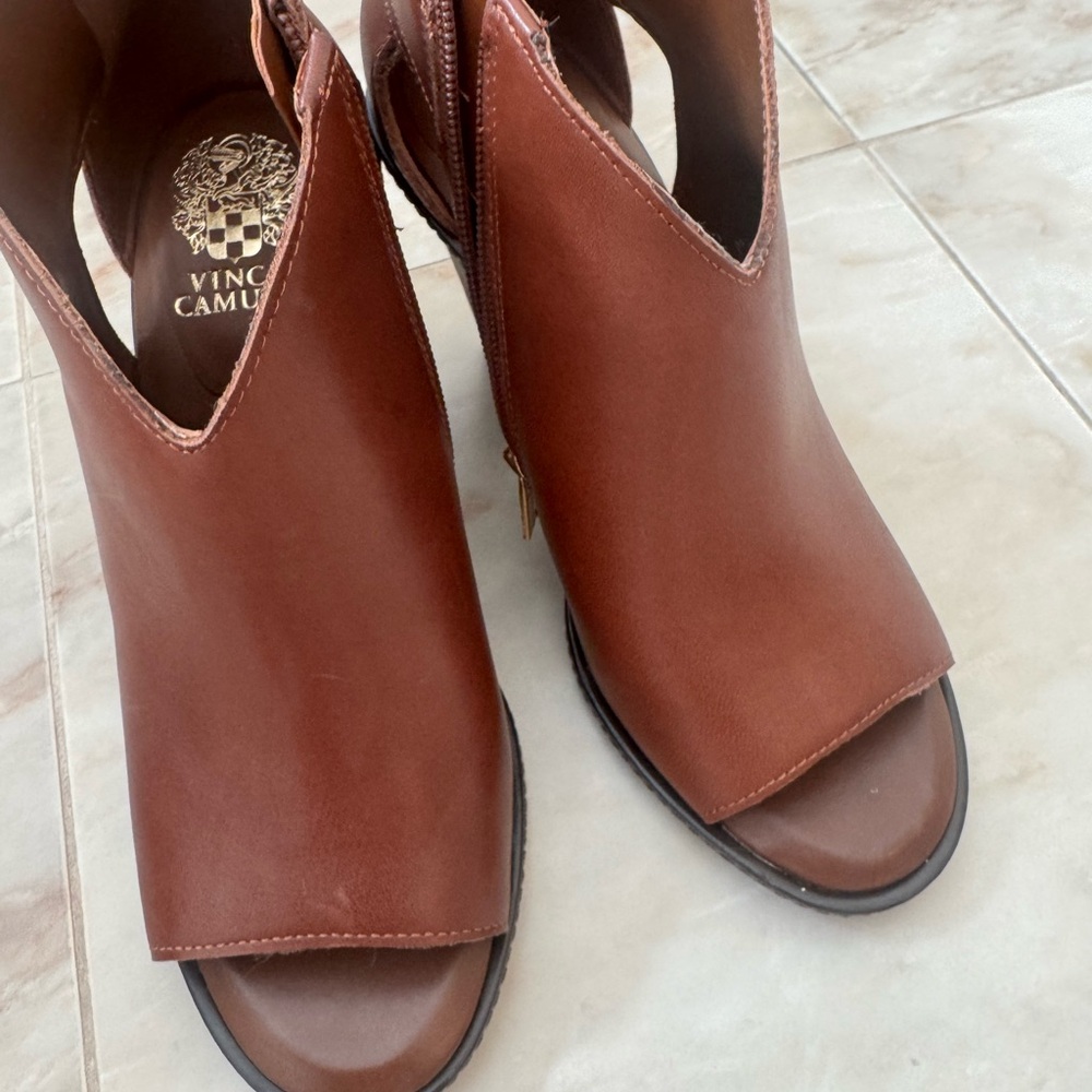 Vince Camuto Women's Tan Peep-Toe Mules